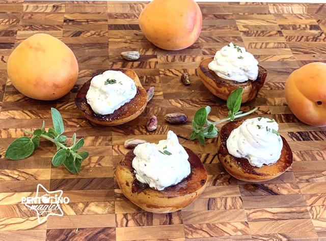 albicocche caramellizzate con robiola e pistacchi