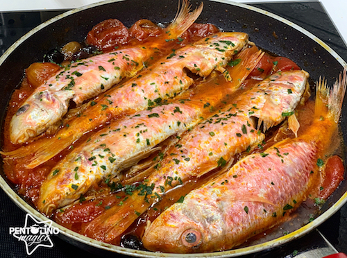 Triglie in padella con pomodorini e olive nere