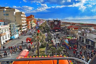 via a mare di Viareggio durante un corso di Carnevale