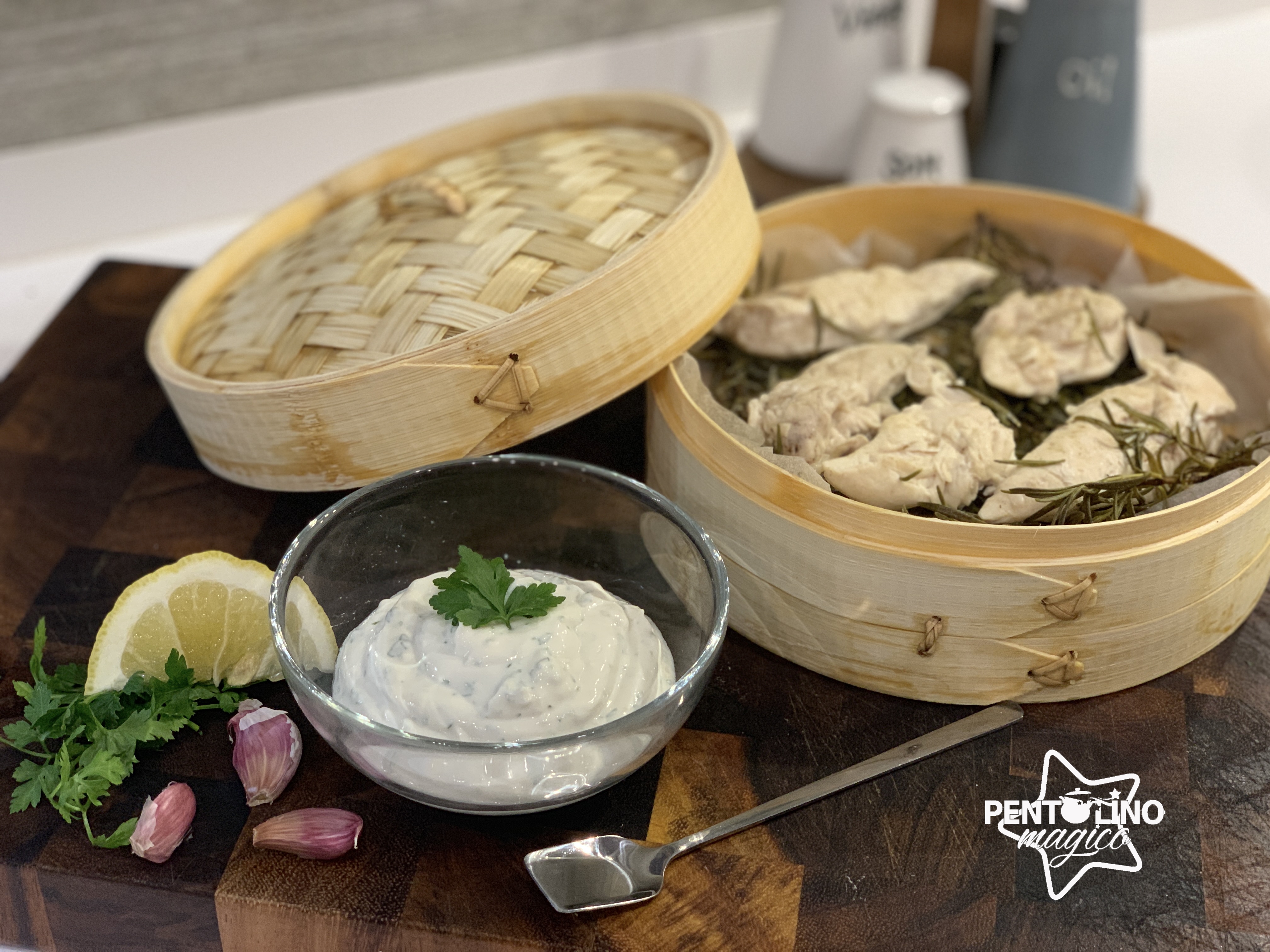 Pollo al vapore e salsa allo yogurt greco