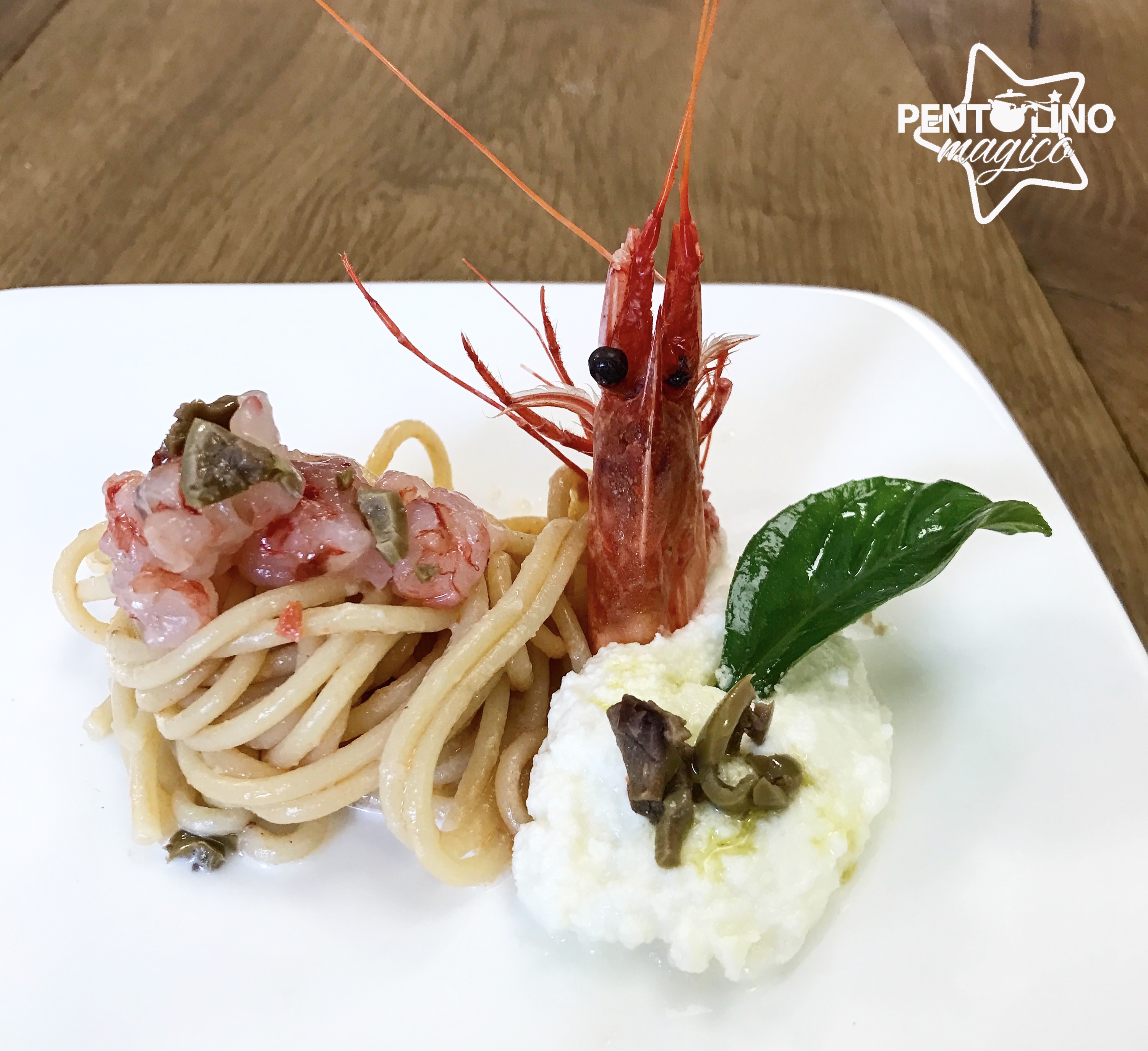 Spaghetti con tartare di gamberi, burrata e olive